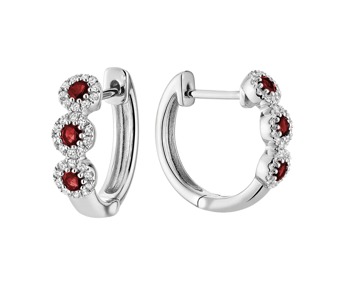 BOUCLES HUGGIES EN OE BLANC SERTIES DE SAPHIRS, RUBIS OU ÉMERAUDES ET DIAMANTS - BR 13043MCRU - R.N.B.