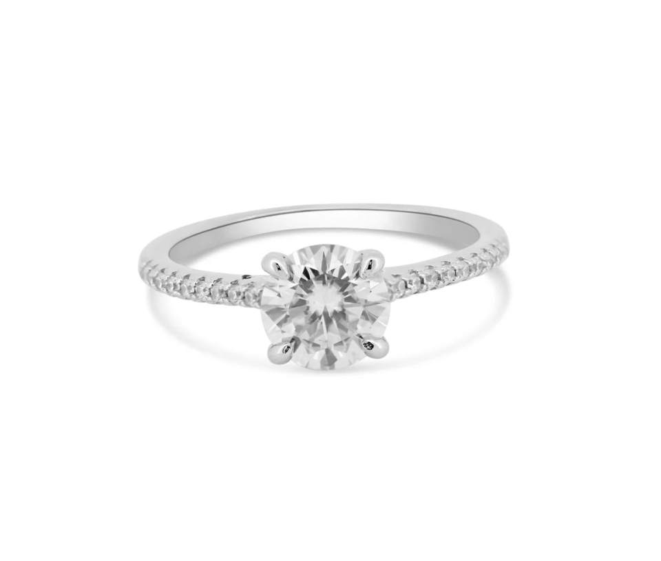 BAGUE EN ARGENT RHODIÉ SERTIE D'UNE MOISSANITE ET DE CUBIQUES ZIRCONIAS - SP MBGR000138 - BIJOUX D'IMPORTATION