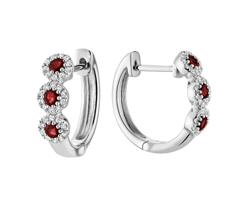 BOUCLES HUGGIES EN OE BLANC SERTIES DE SAPHIRS, RUBIS OU ÉMERAUDES ET DIAMANTS - BR 13043MCRU - R.N.B.
