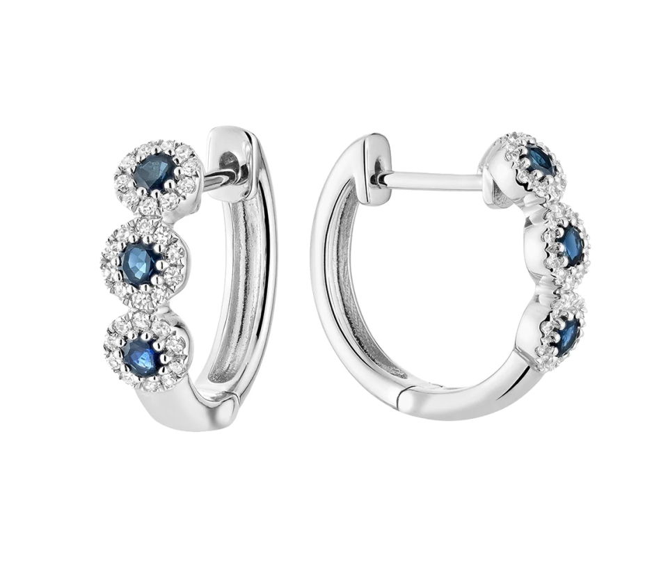 BOUCLES HUGGIES EN OE BLANC SERTIES DE SAPHIRS, RUBIS OU ÉMERAUDES ET DIAMANTS - BR 13043MCBS - R.N.B.